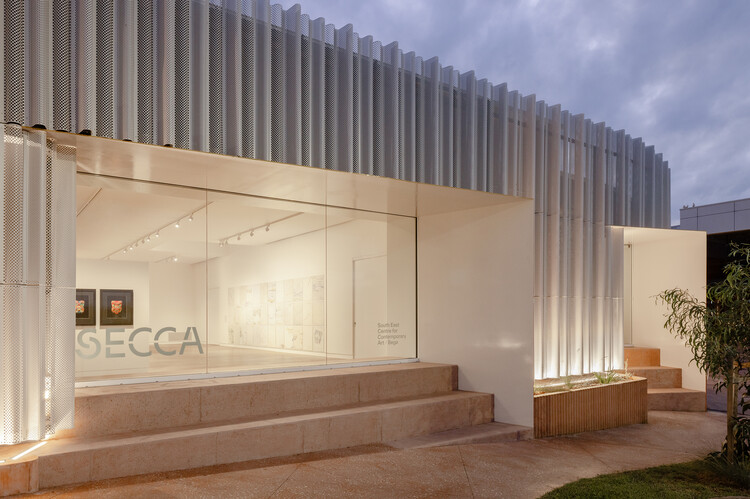 Centro Sureste de Arte Contemporáneo (SECCA) Galería Regional Bega Valley / Arquitectura de hermanos: fotografía exterior, hormigón