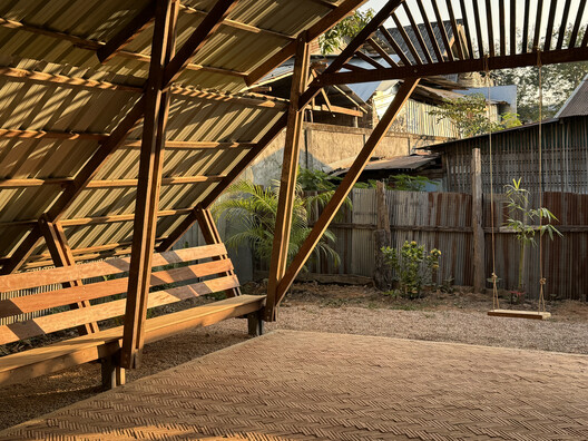 伊洛瓦底花卉园教学楼群 / Simple Architecture - 室内图, 木头, 梁