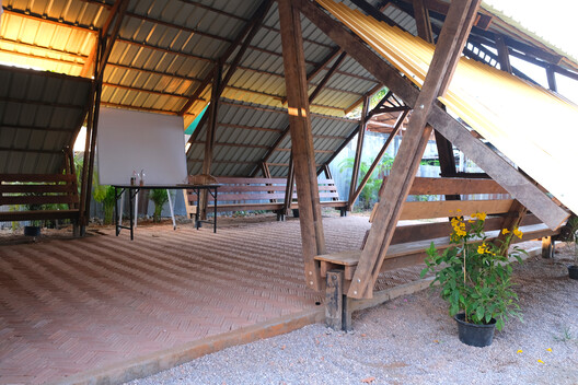 伊洛瓦底花卉园教学楼群 / Simple Architecture - 室内图, 木头, 梁