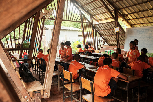 伊洛瓦底花卉园教学楼群 / Simple Architecture - 室内图, 木头