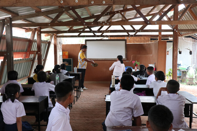 伊洛瓦底花卉园教学楼群 / Simple Architecture - 室内图, 椅子