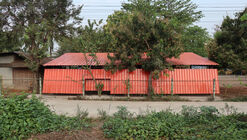 Salas de Aula do Jardim de Flores Irrawaddy / Simple Architecture
