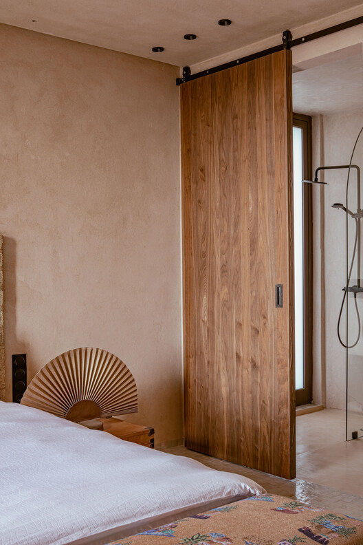 Villa VOL005 / Studio BO - Fotografía interior, Dormitorio, Madera, Puerta