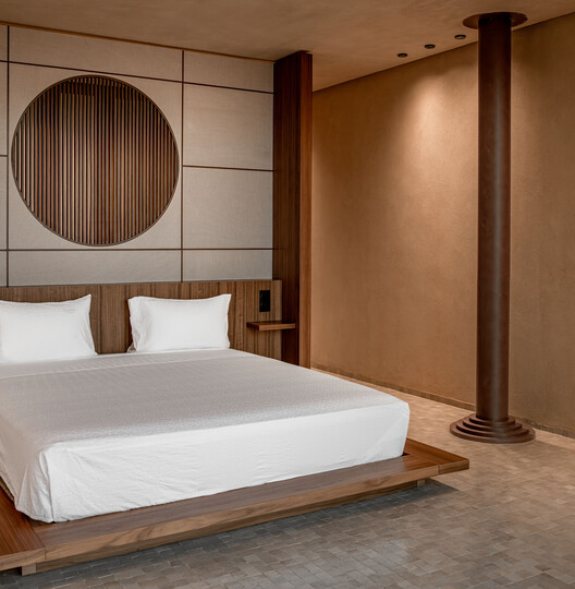 Villa VOL005 / Studio BO - Fotografía interior, Dormitorio, Madera, Camas