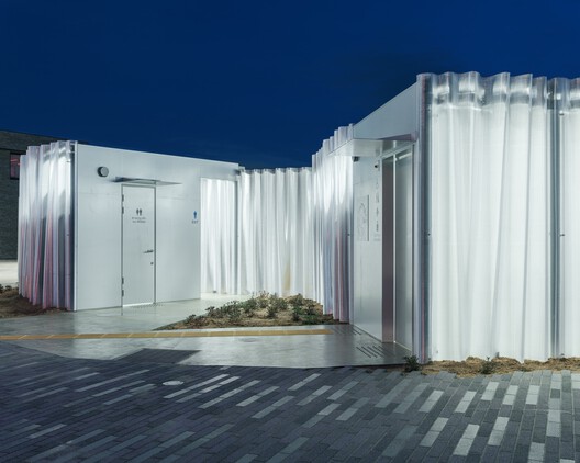 Banheiro Público Miragem em Yumeshima / PONDEDGE + f a r m - Fotografia de Exterior