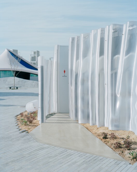 Banheiro Público Miragem em Yumeshima / PONDEDGE + f a r m - Fotografia de Exterior