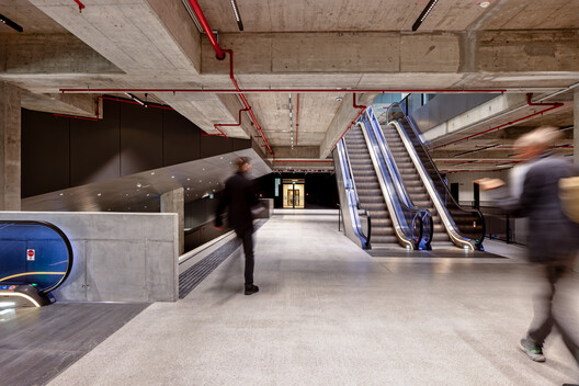 阿尔桑·弗朗西斯区车站办公综合体 / Delugan Meissl Associated Architects + Josef Weichenberger Architects - 室内图, 具体的