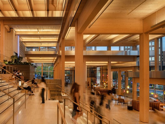 Centro Estudiantil Bloomberg / BIG + Rockwell Group + Michael Van Valkenburgh Associates Centro Estudiantil Bloomberg / BIG + Rockwell Group + Michael Van Valkenburgh Associates - Fotografía interior, Madera, Vidrio