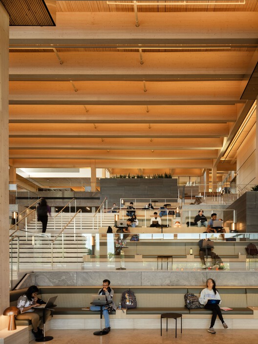 Centro Estudiantil Bloomberg / BIG + Rockwell Group + Michael Van Valkenburgh Associates - Fotografía interior, Madera, Sillas