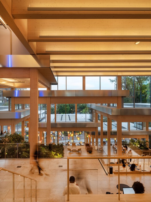 Centro Estudiantil Bloomberg / BIG + Rockwell Group + Michael Van Valkenburgh Associates Centro Estudiantil Bloomberg / BIG + Rockwell Group + Michael Van Valkenburgh Associates - Fotografía interior, Madera, Vidrio