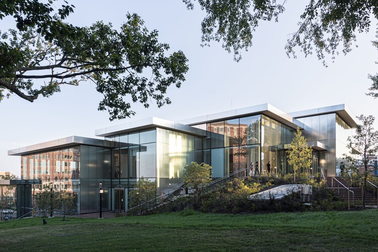 Centro Estudiantil Bloomberg / BIG + Rockwell Group + Michael Van Valkenburgh Associates - Fotografía exterior
