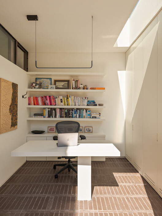 Casa Lavra / WER Studio - Fotografía de interiores, armarios, mesas, sillas, estanterías, iluminación.