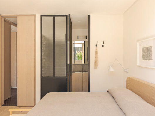 Casa Lavra  / WER Studio - Fotografía interior, Dormitorio, Madera, Camas, Iluminación, Puerta