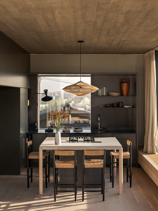 Casa Lavra / WER Studio - fotografía de interiores, cocina, madera, mesas, sillas, iluminación