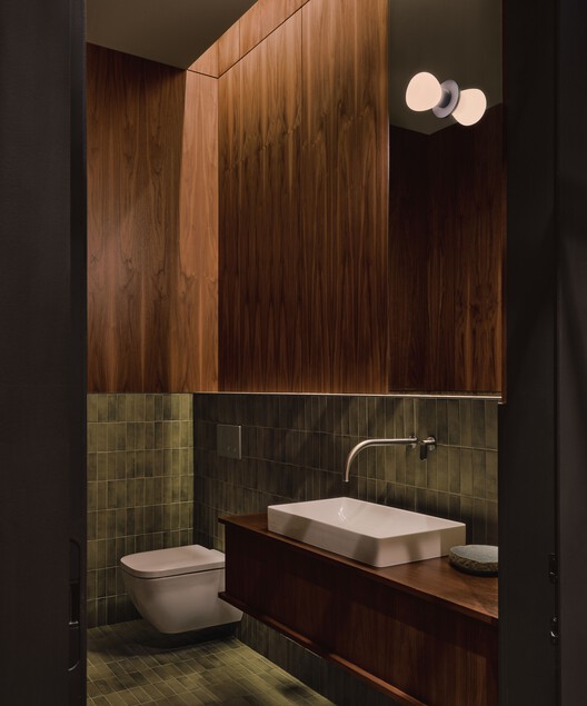 OAKV 医疗保健空间 / 卡尔工作室 - 室内图, 卫生间, 木头, 水槽, 灯, 台面