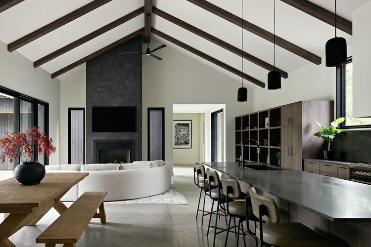 Casa Baw Beese / Disbrow Iannuzzi - Fotografia de Interiores, Madeira, Mesa, Iluminação, Cadeira, Viga