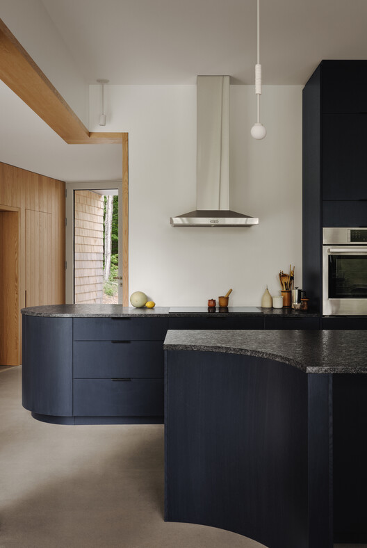 Waterhouse Residence / o y a m a + Julia Manaças Architecte Waterhouse Residence / o y a m a + Julia Manaças Architecte - Interior Photography, Kitchen, Countertop, Wood, Lighting, Sink, Glass