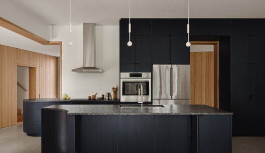 Waterhouse Residence / o y a m a + Julia Manaças Architecte Waterhouse Residence / o y a m a + Julia Manaças Architecte - Interior Photography, Kitchen, Countertop, Glass, Chair