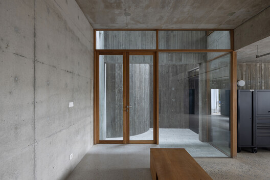 Casa Kam e Ly / HGAA + Jieun Jun + naïve practice + Taewon Park - Fotografia de Interiores, Madeira, Concreto