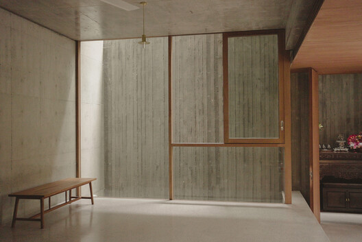 Casa Kam e Ly / HGAA + Jieun Jun + naïve practice + Taewon Park - Fotografia de Interiores, Madeira