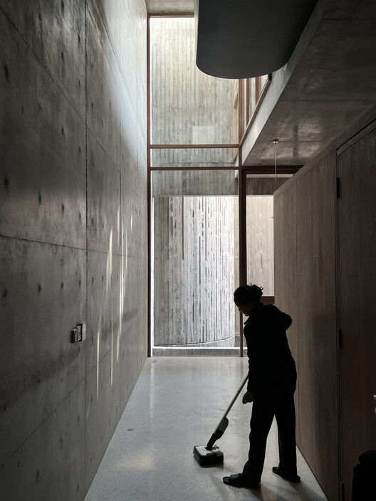 Casa Kam e Ly / HGAA + Jieun Jun + naïve practice + Taewon Park - Fotografia de Interiores, Madeira, Concreto