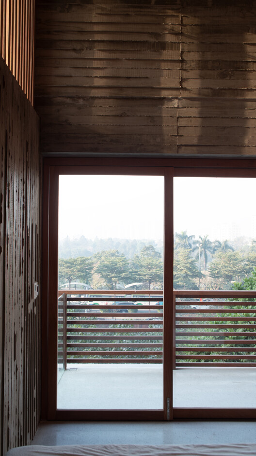 Casa Kam e Ly / HGAA + Jieun Jun + naïve practice + Taewon Park - Fotografia de Interiores, Madeira