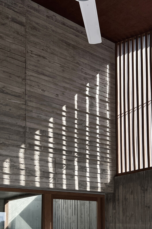 Casa Kam e Ly / HGAA + Jieun Jun + naïve practice + Taewon Park - Fotografia de Interiores, Madeira