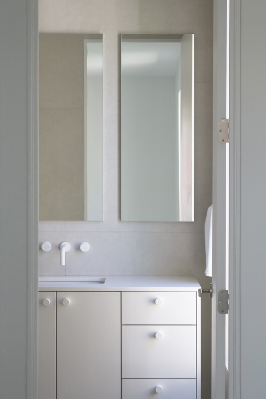Radcliffe House / Boyd Architects Radcliffe House / Boyd Architects - Interior Photography, Sink, Bathroom, Lighting, Glass, Countertop