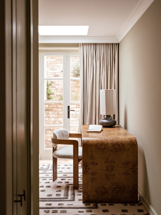 Notting Hill Flat / WER Studio - Fotografia de Interiores, Dormitório, Madeira, Iluminação, Mesa, Cadeira