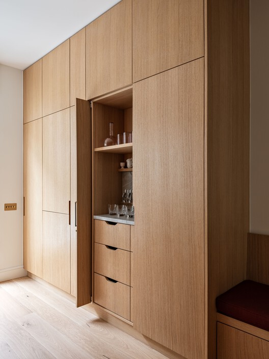 Notting Hill Flat / WER Studio - Fotografia de Interiores, Armário, Madeira, Prateleira, Iluminação, Porta