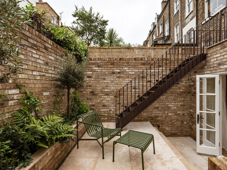 Notting Hill Flat / WER Studio - Fotografia de Exterior, Tijolo, Escada, Aido, Jardim, Corrimão
