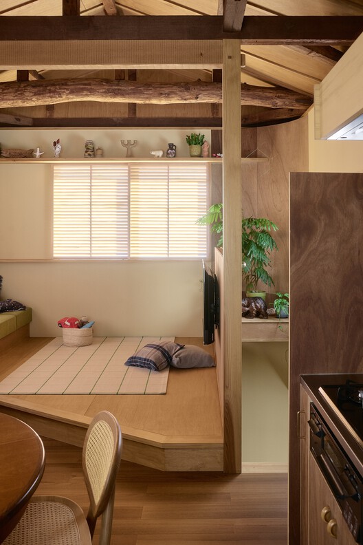 House in Akashi / Akio Isshiki Architects - Interior Photography, Living Room, Wood, Lighting