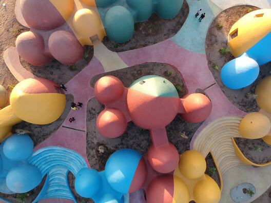 Beyond Disaster Relief: The Evolution of Super-Adobe Into Permanent Structures in Hormuz, Iran - Image 4 of 9