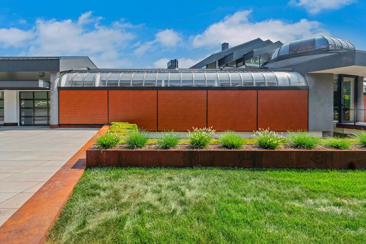 Single-Skin Metal Panels vs. Extruded Aluminum Panels: Which Is Best for Your Project? - Image 3 of 8