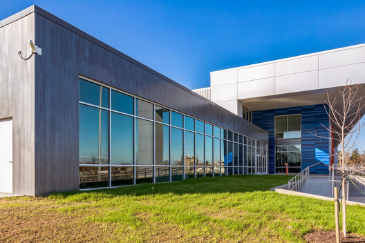 Single-Skin Metal Panels vs. Extruded Aluminum Panels: Which Is Best for Your Project?