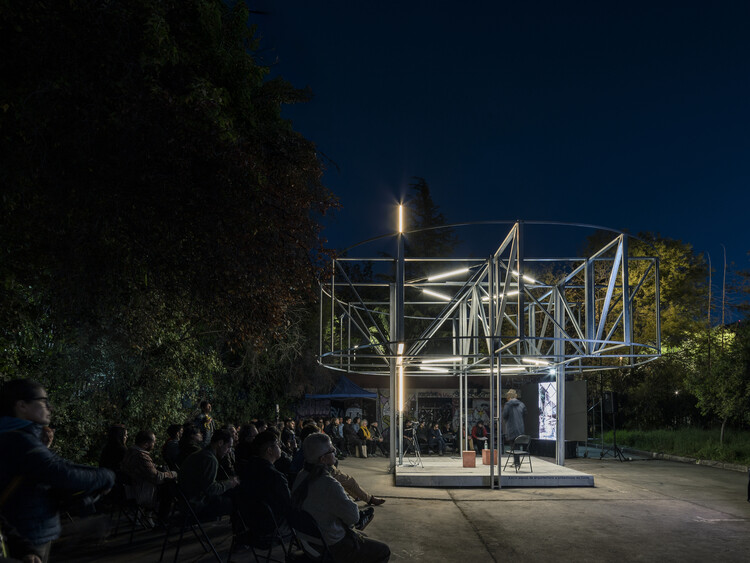La Bienal de Arquitectura de Chile transformó una iglesia en ruinas en un pabellón temporal - Imagen 13 de 22