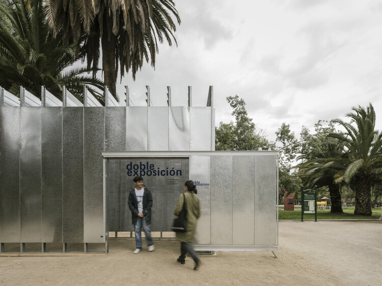 La Bienal de Arquitectura de Chile transformó una iglesia en ruinas en un pabellón temporal - Imagen 14 de 22