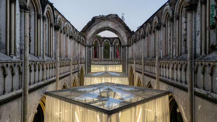 La Bienal de Arquitectura de Chile transformó una iglesia en ruinas en un pabellón temporal - Imagen 3 de 22