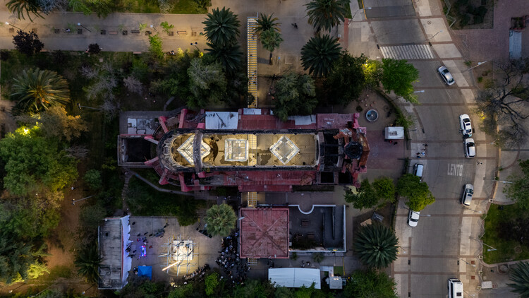 La Bienal de Arquitectura de Chile transformó una iglesia en ruinas en un pabellón temporal - Imagen 6 de 22