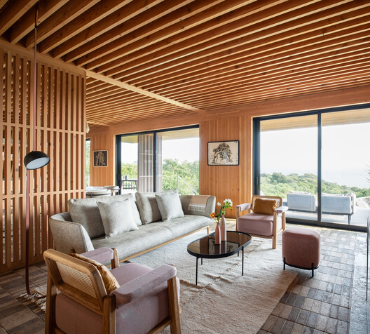 Mohegan Trail Residence / Bates Masi + Architects - Interior Photography, Living Room, Wood, Sofa, Table, Chair