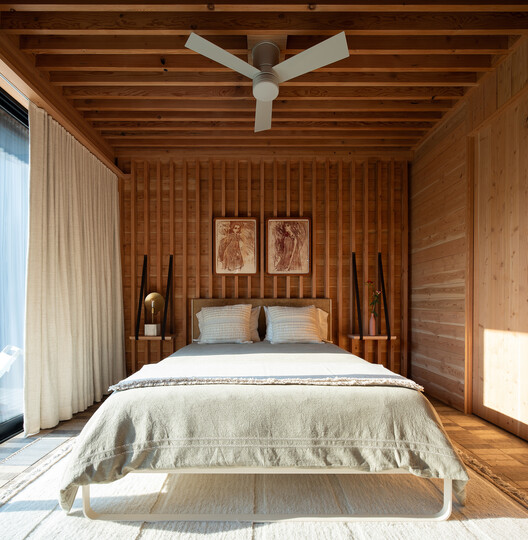 Mohegan Trail Residence / Bates Masi + Architects - Interior Photography, Bedroom, Wood, Lighting, Bed