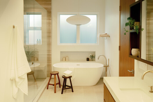 Ramos Residence / Venn Studio Ramos Residence / Venn Studio - Interior Photography, Bathroom, Wood, Lighting, Sink, Countertop, Glass