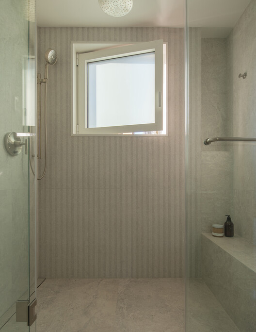 Wooster Penthouse / FORRM Architects Wooster Penthouse / FORRM Architects - Interior Photography, Bathroom, Lighting, Shower, Glass