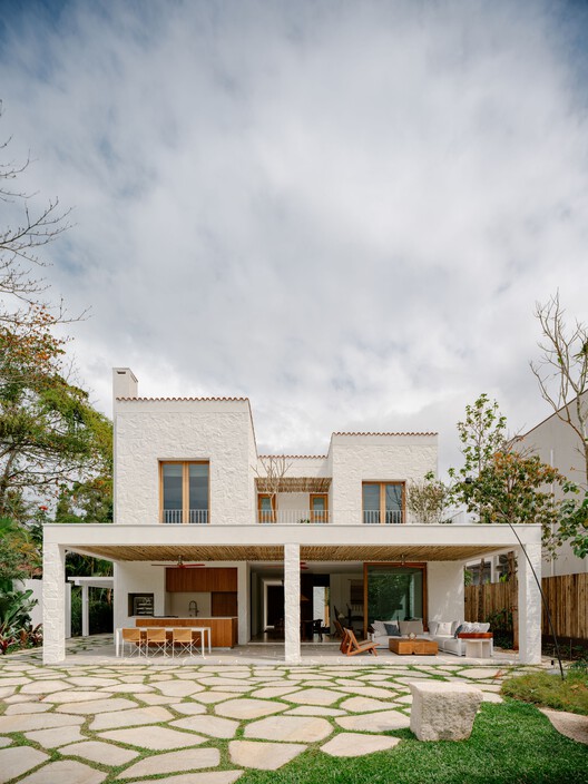 Casa Laranjeiras / Felipe Hess Arquitetos - Fotografía exterior, Fachada, Puerta, Jardín, Balcón, Concreto, Patio interior