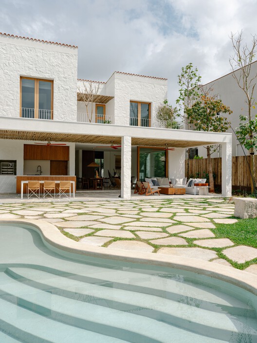 Casa Laranjeiras / Felipe Hess Arquitetos - Fotografía exterior, Puerta, Sillas, Balcón, Patio interior, Concreto, Jardín, Patio