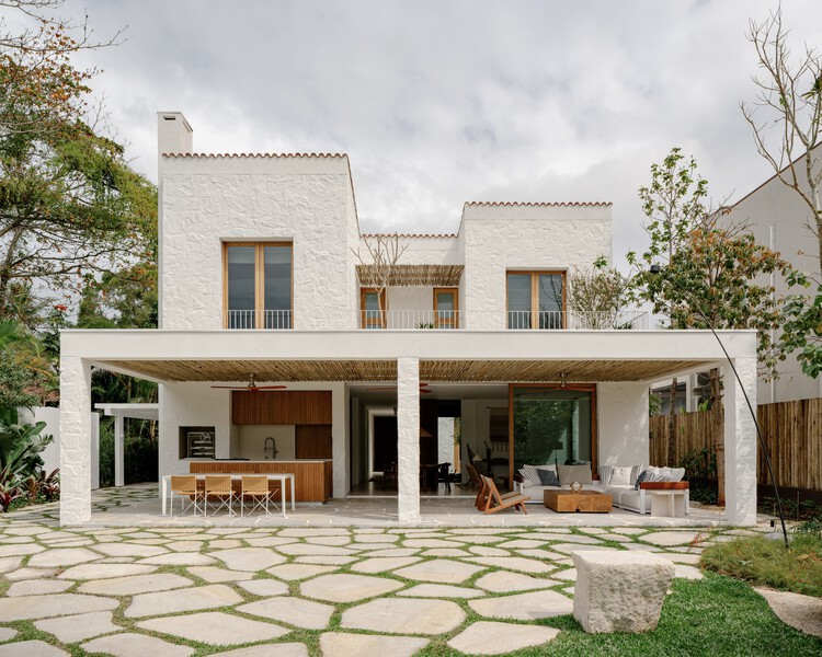 Casa Laranjeiras / Felipe Hess Arquitetos - fotografía exterior, fachadas, puertas, jardines, balcones, patios interiores, hormigón