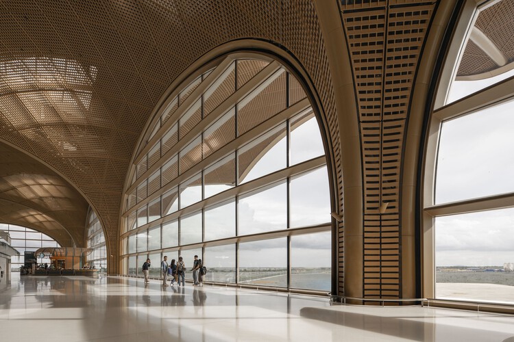Aeropuerto internacional en la azotea de Camboya / Foster + Partners - Fotografía de interiores, arcos y galerías
