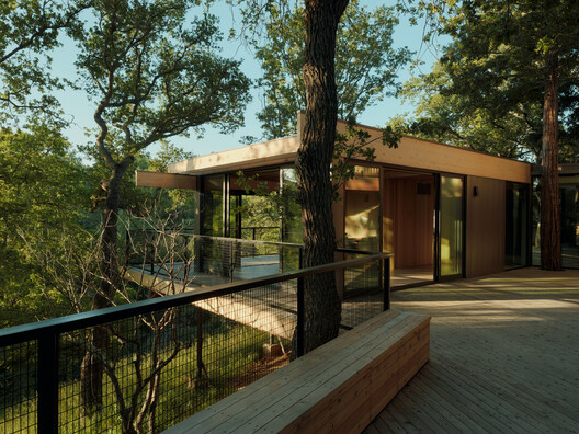 Pavilion in the Oaks / Mork-Ulnes Architects