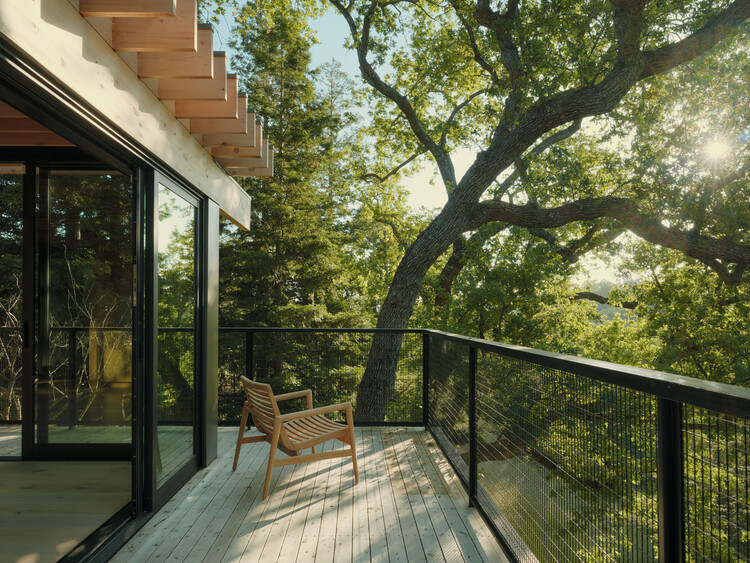 Pavilhão na Floresta de Carvalhos / Mork-Ulnes Architects  - Fotografia de Exterior, Madeira, Cadeira, Terraço, Balcão
