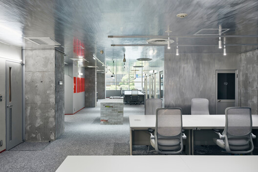 集英社 TOON FACTORY 办公室 – 二期 / GAMMA 建筑事务所 集英社 TOON FACTORY 办公室 – 二期 / GAMMA 建筑事务所 - 室内图, 灯, 椅子